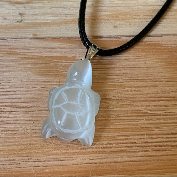 Shimmering White Cat's Eye Fiber Optic Glass Turtle Pendant Necklace Adjustable - Picture 4 of 11